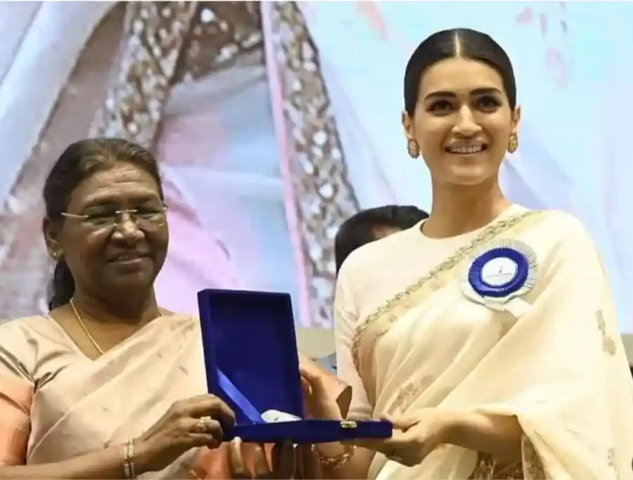 Kriti sanon with draupadi murmu